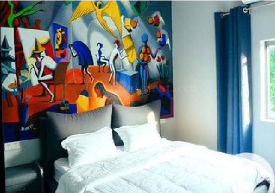 罗山对于酒店的墙体彩绘而言更注重哪些方面？